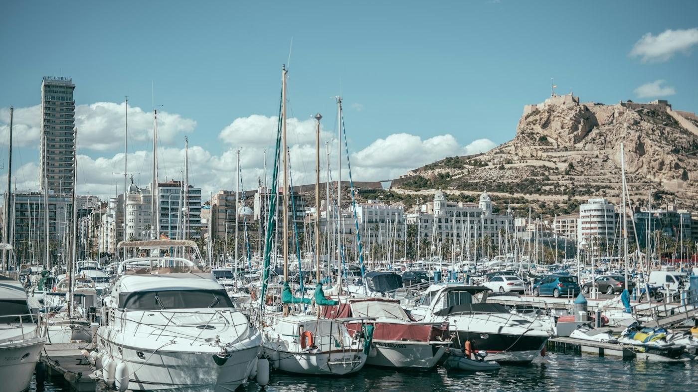 Puerto deportivo de Alicante y castillo de Santa Bárbara